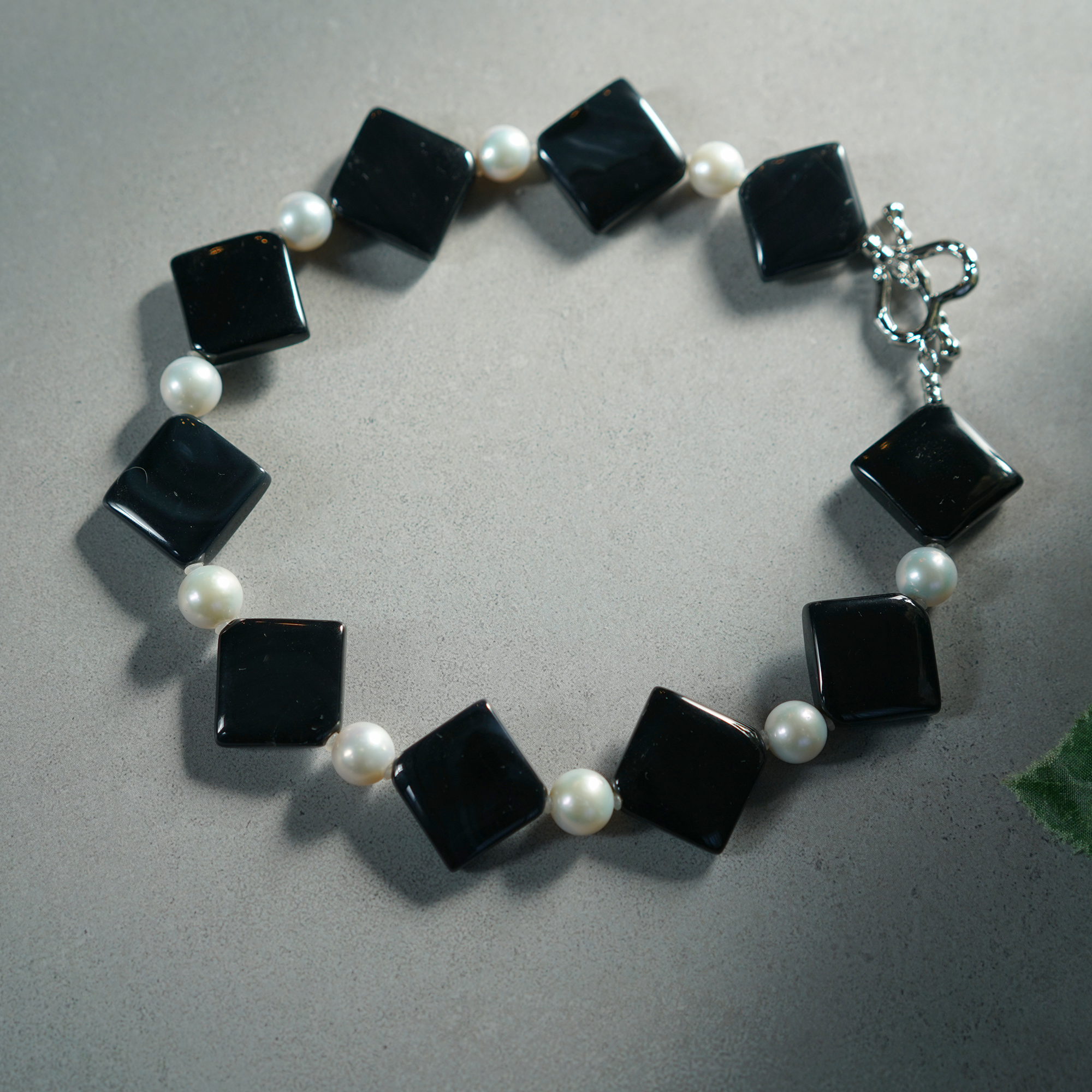 Noir Rhythm — Edison pearl & Agate Necklace